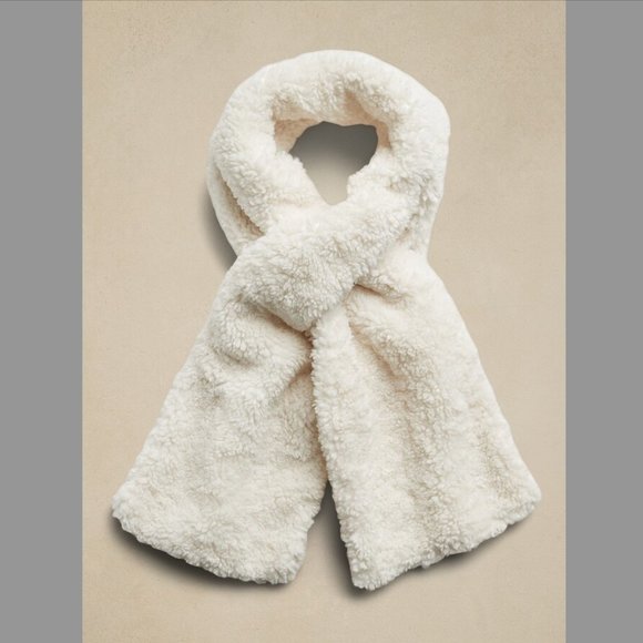 Banana Republic Accessories - Banana Republic Sherpa Pull-Through Scarf NWT